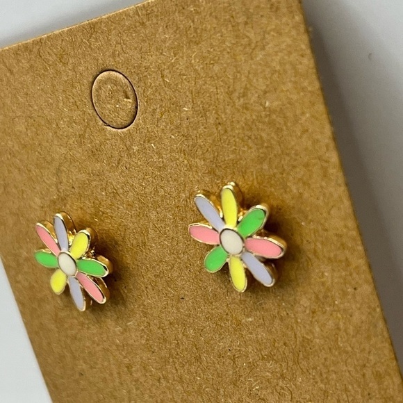 Pastel pedal flower stud earrings - Picture 2 of 3